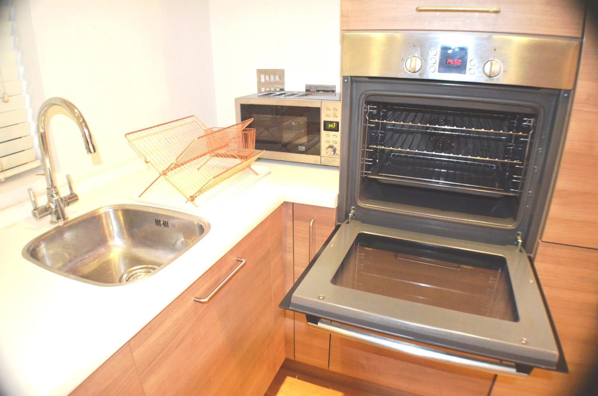 Brentwood Town Retreat - Large 2 Bedroom Apartment Eksteriør billede