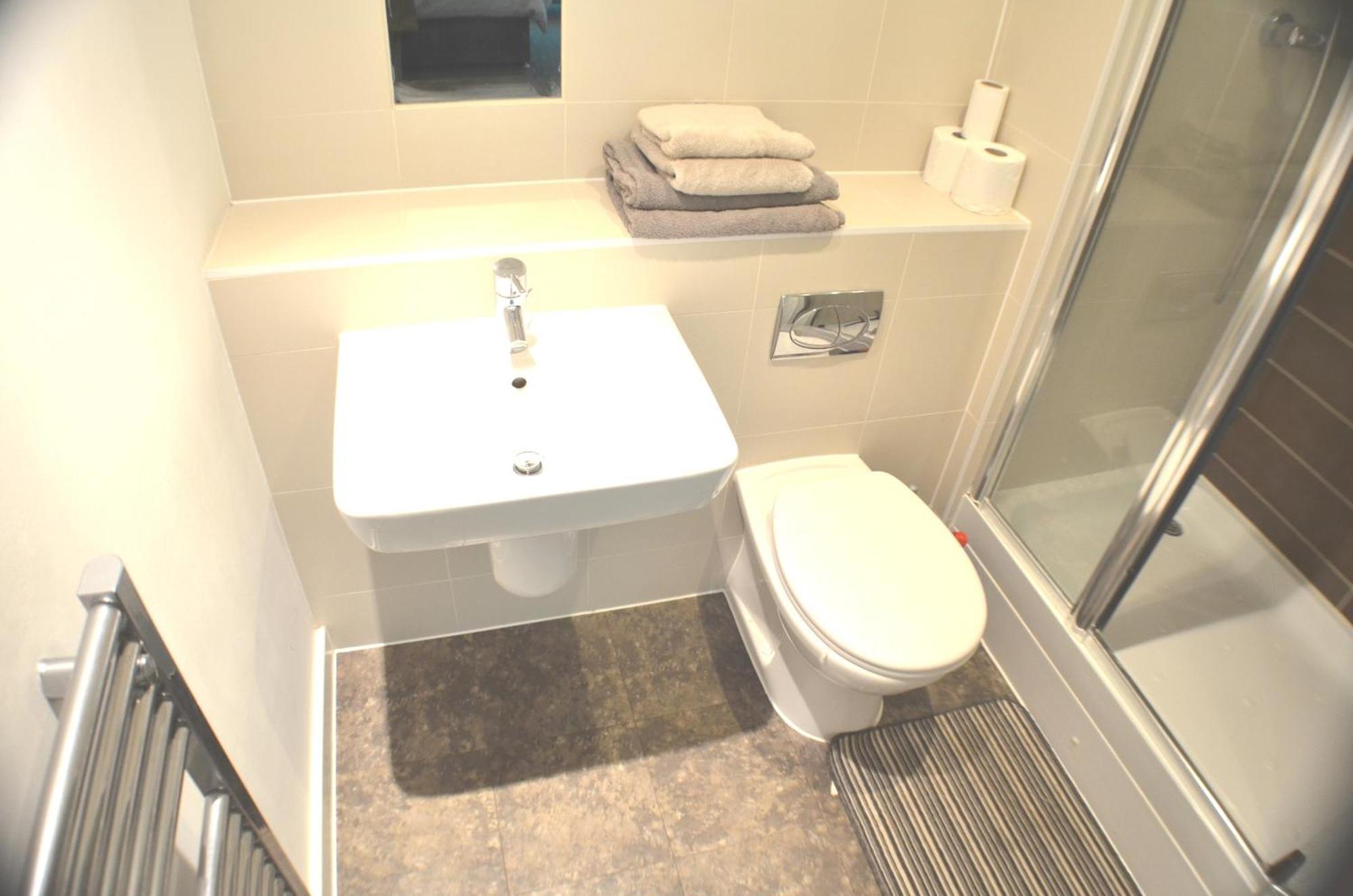 Brentwood Town Retreat - Large 2 Bedroom Apartment Eksteriør billede